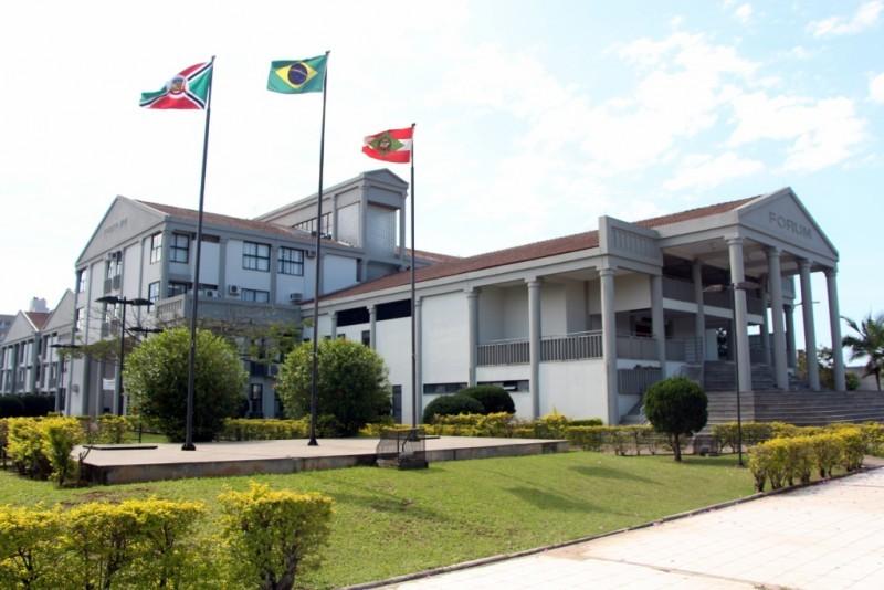 Homem é condenado após tentar matar companheira por ciúmes na frente dos filhos em Criciúma
