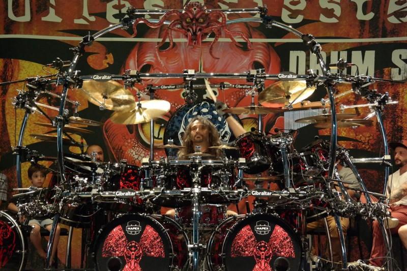 Maior baterista de heavy metal do Brasil protagoniza espetáculo na Acic 