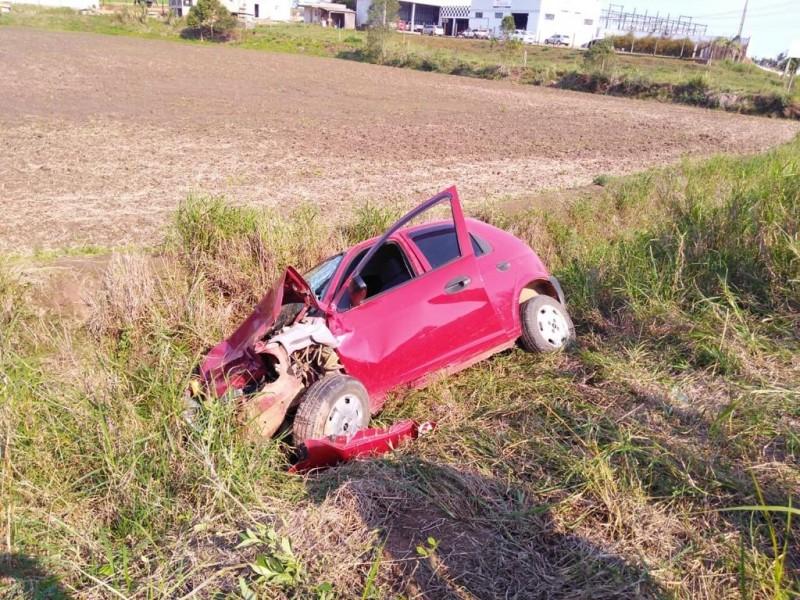 Colisão frontal com saída de pista é registrada em Turvo