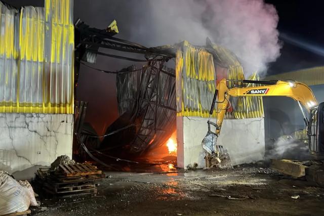 Incêndio de grandes proporções atinge empresa de materiais recicláveis