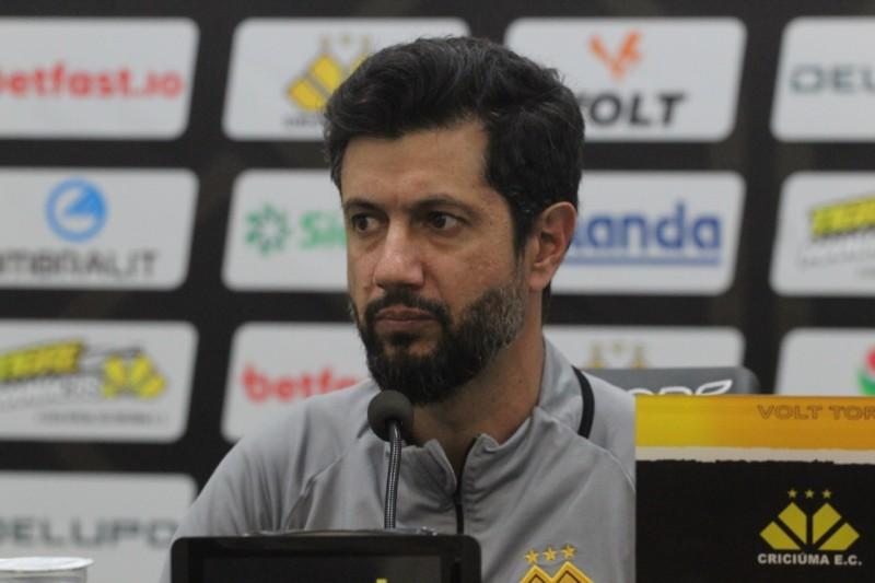 Mudanças táticas contribuíram para a vitória do Criciúma, analisa Rodrigo Leitão