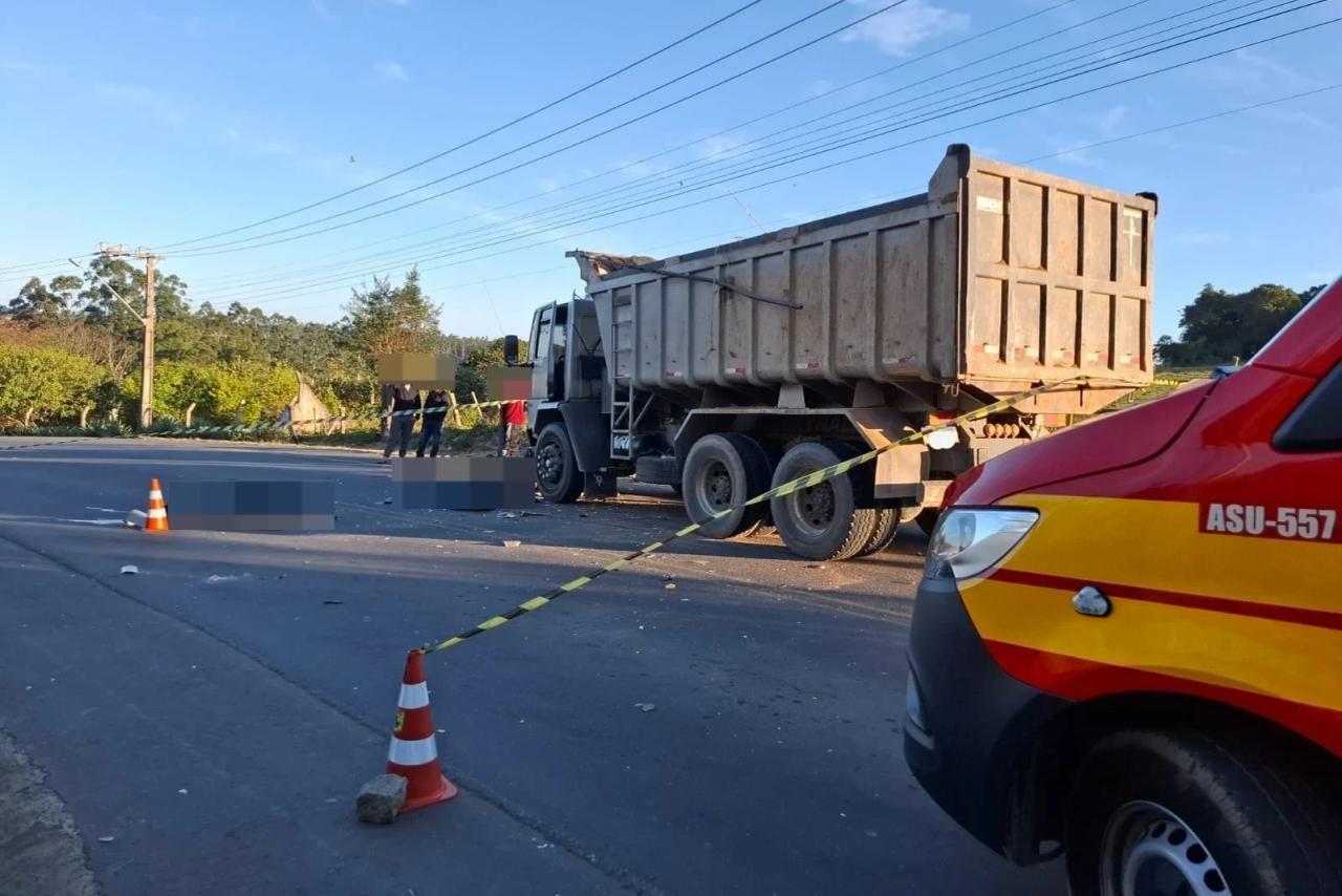 Mãe e filho mortos em acidente envolvendo caminhão e moto são identificados
