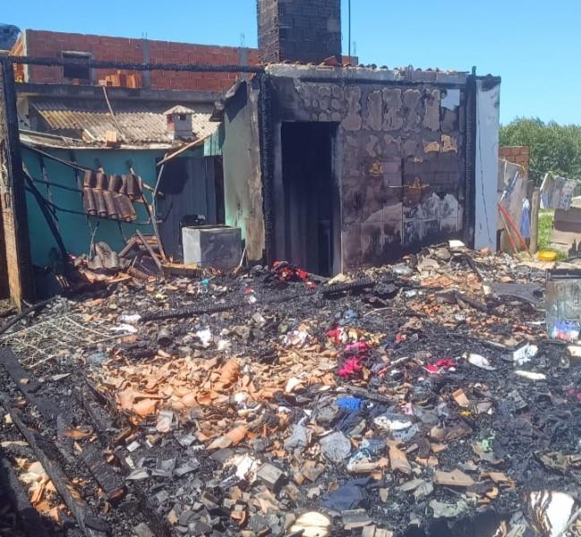 Casa de madeira é destruída em incêndio em Imbituba