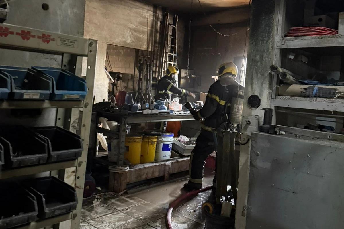 Fotos: incêndio em cerâmica mobiliza seis viaturas de bombeiros em Criciúma
