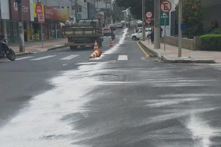 Motoristas devem redobrar atenção após vazamento de óleo diesel no Centro de Criciúma