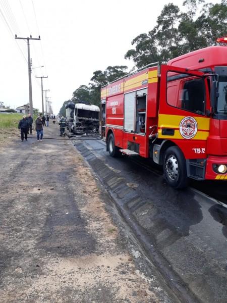 Casal morre em acidente envolvendo moto, carro e caminhão na ICR-350