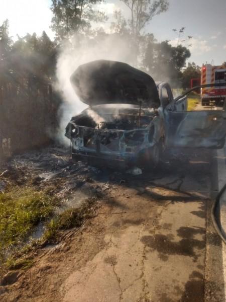 Caminhonete Toyota Hilux é destruída por incêndio em Jacinto Machado