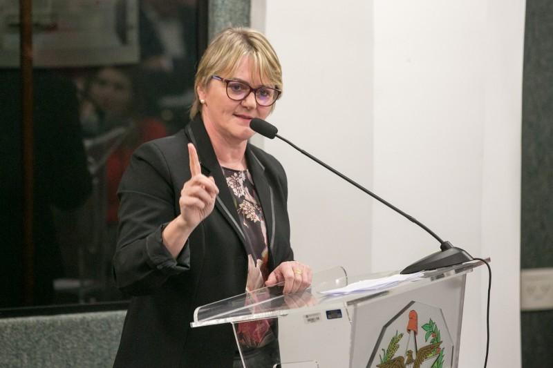 Luciane Carminatti:“SC não pode se dizer a Suíça brasileira e negar que mais de 500 mil passam fome”