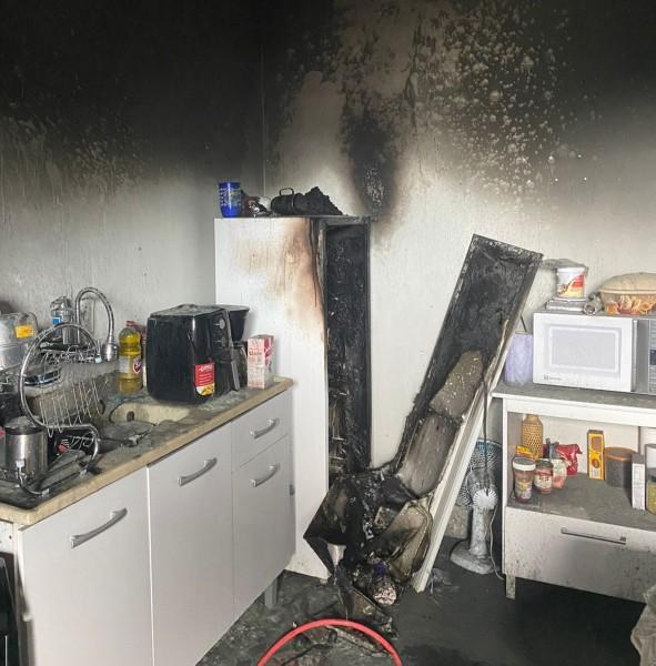 Incêndio confinado destrói móveis de apartamento em Araranguá