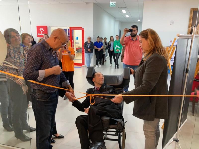 Artista expõe quadros pintados com os pés e a boca na Galeria Caio Borges