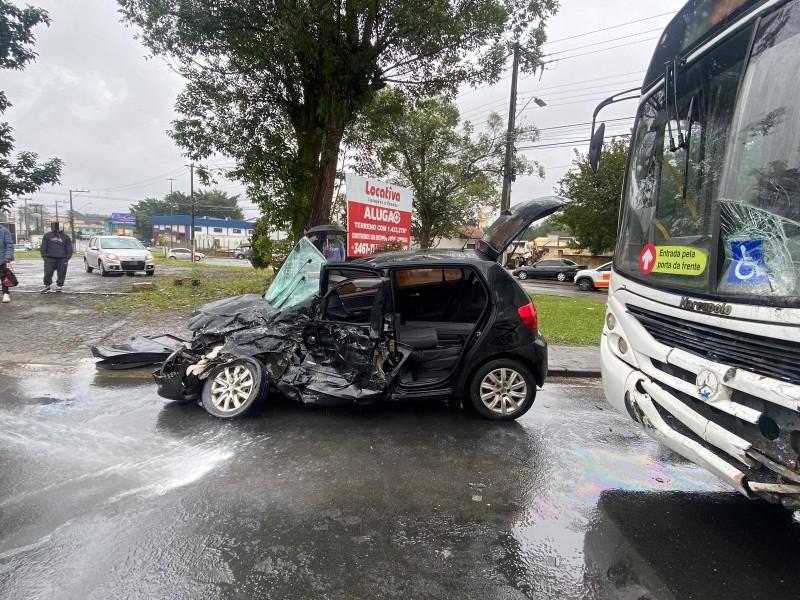 Criciúma: colisão entre carro e ônibus deixa motorista ferida no bairro Universitário