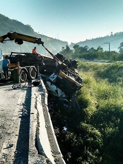 Carreta tenta desviar de ciclista e tomba na BR-101; homem foi encontrado morto