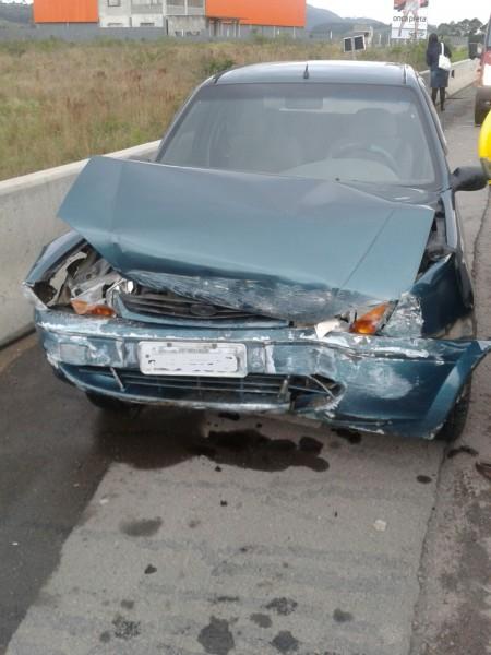 Veículo colide contra mureta de proteção na BR-101 em Jaguaruna