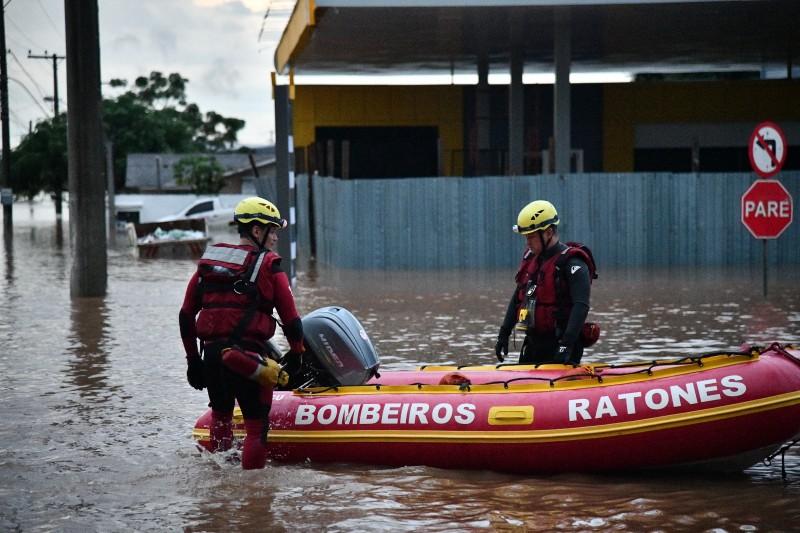 Bombeiros militares de SC resgatam mais de 2 mil pessoas no RS e 284 animais com vida