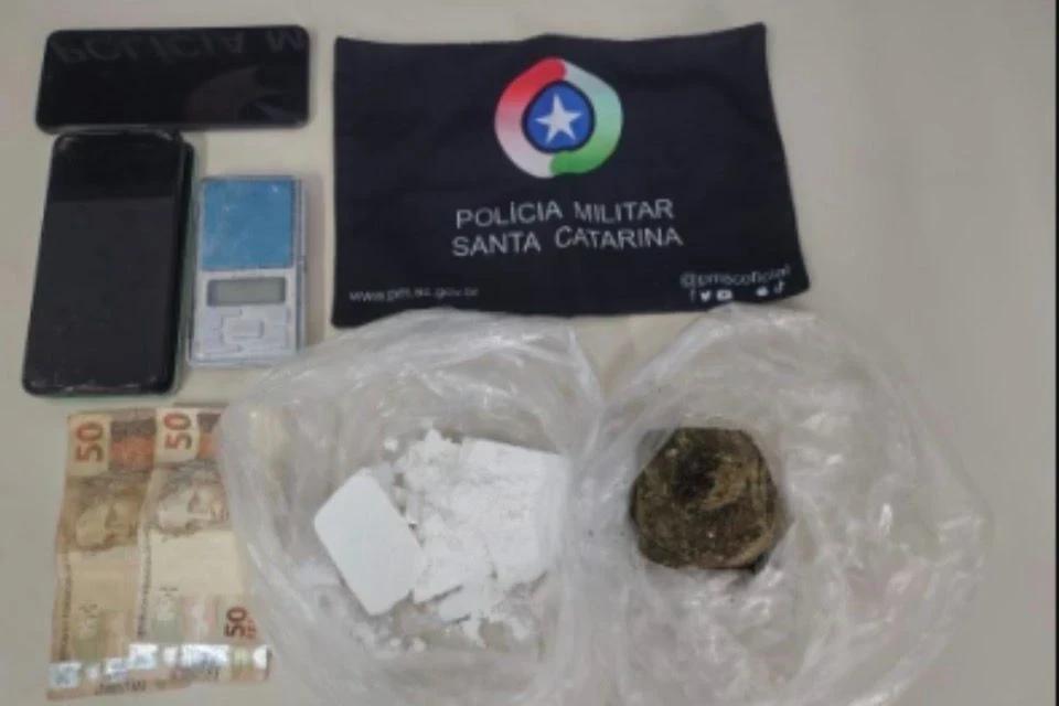Homem tenta fugir da PM, mas é preso por tráfico de drogas em Orleans
