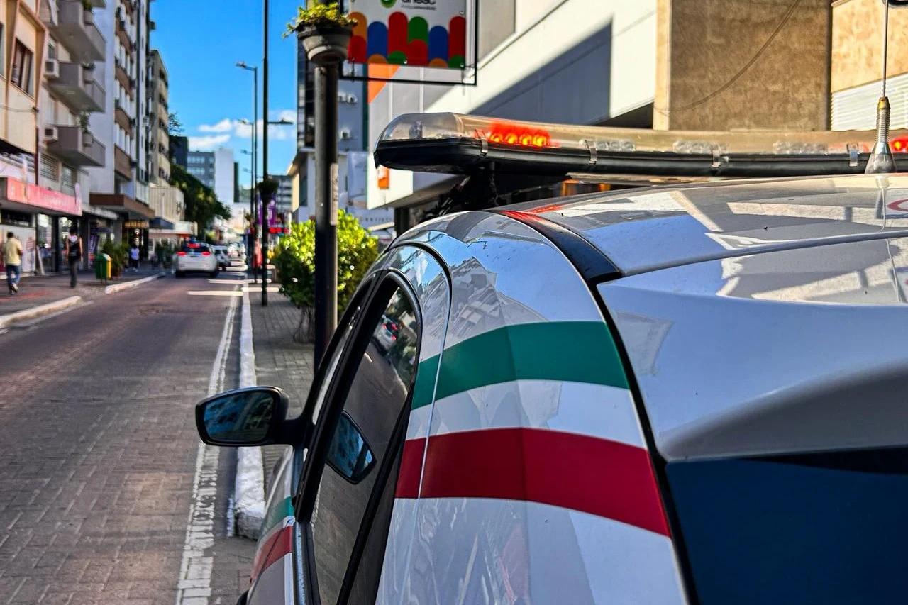 Motociclista desobedece à ordem de parada e coloca pedestres e condutores em risco durante fuga
