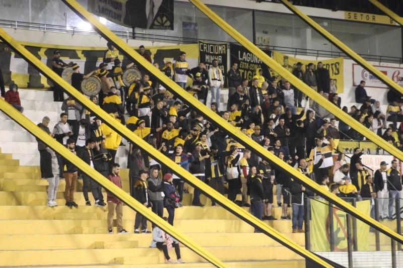 Torcida tricolor encara o frio e apoia o Criciúma 