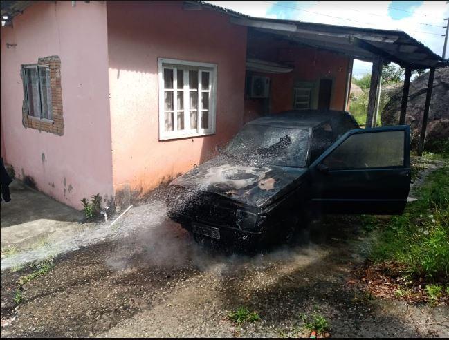 Veículo pega fogo em Imaruí 