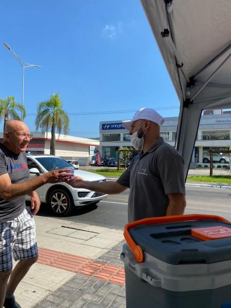 Em Criciúma, empresários distribuem água para pessoas na rua