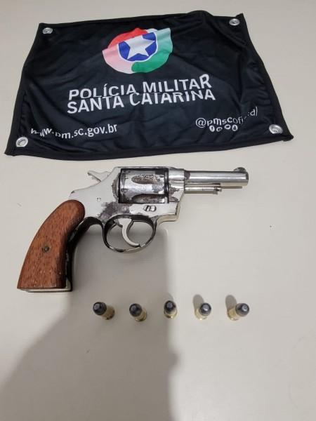 Homem é preso em estacionamento de shopping por porte ilegal de arma de fogo em Criciúma 