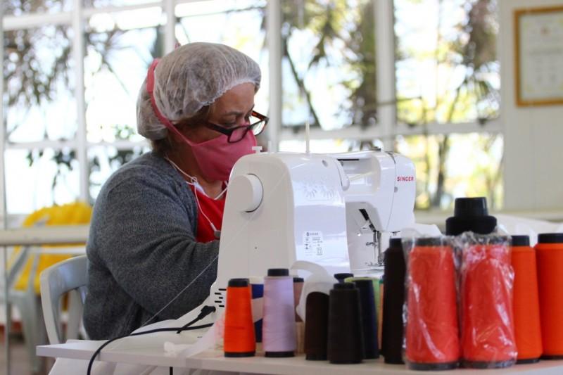 Equipe da Afasc já produziu e entregou 800 jalecos à Prefeitura de Criciúma 
