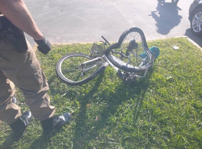 Ciclista fica gravemente ferido após ser atropelado por caminhão