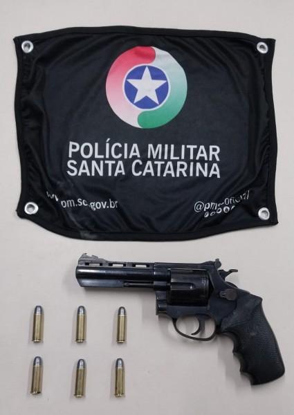 Homem é preso por posse ilegal de arma de fogo e furto de energia em Criciúma