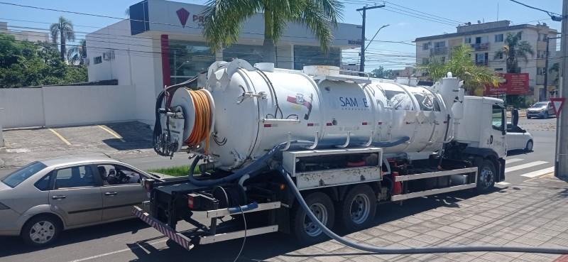 Descarte incorreto de resíduos em pias, ralos e vasos sanitários gera problemas na rede