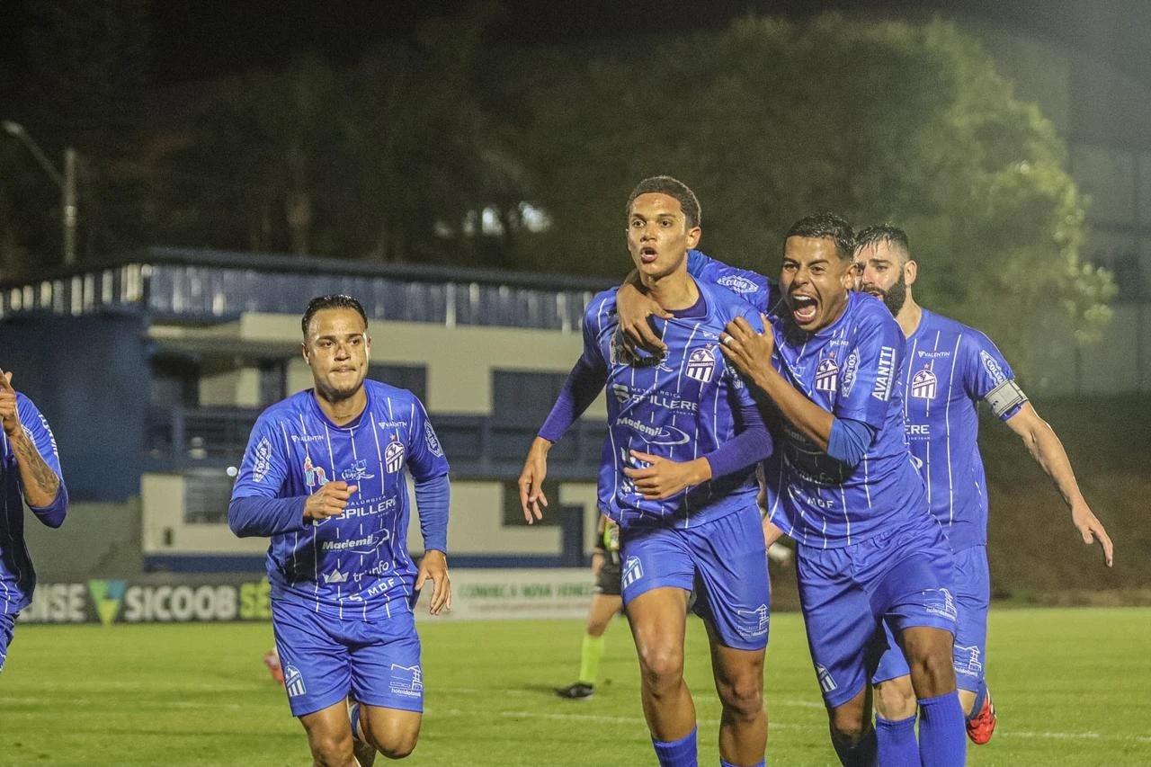 Com gol nos acréscimos, Caravaggio vence Tubarão e segue vivo na briga pelo acesso à Série A do Catarinense