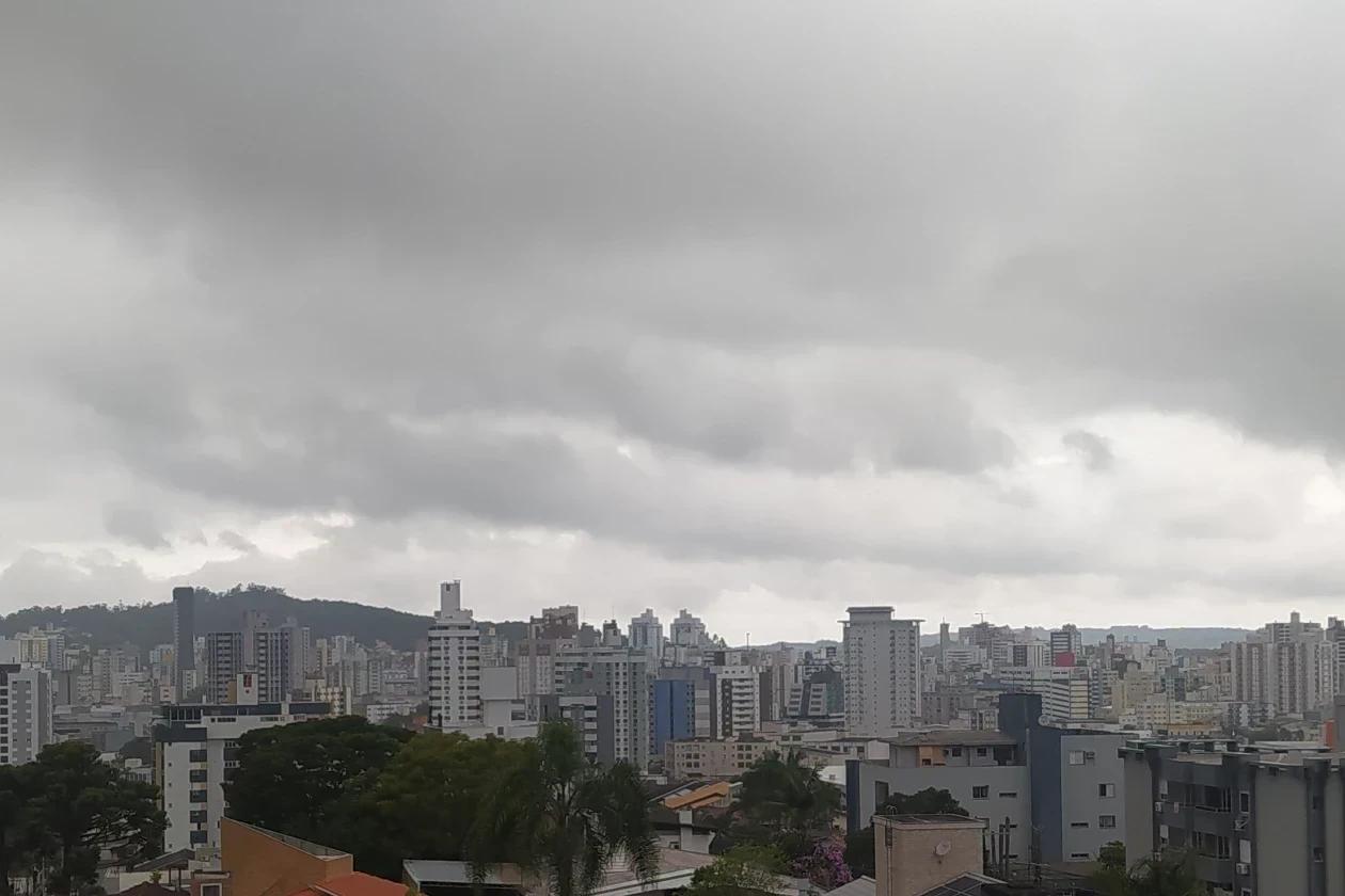 Com previsão de chuva, quarta-feira será nublada com temperaturas amenas em Criciúma