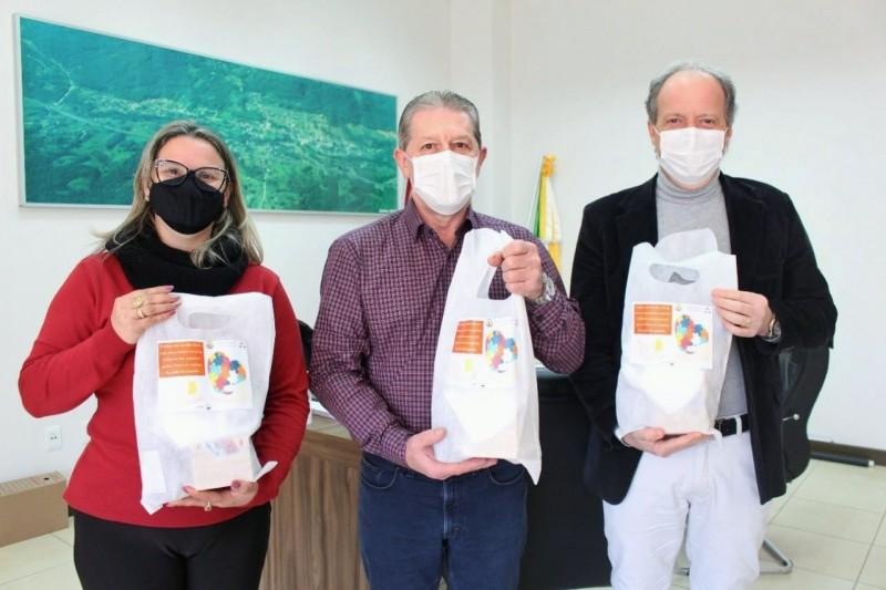 Prefeitura de Treviso entrega kits de combate à Covid-19
