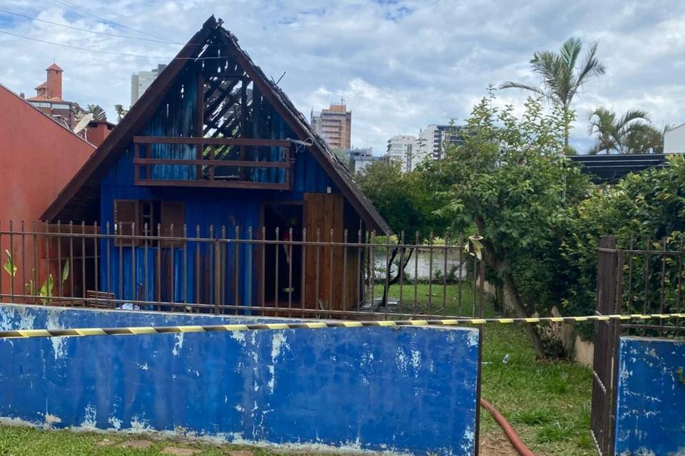 Incêndio destrói chalé na véspera de Natal