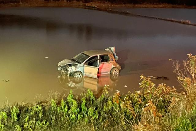 Motorista perde controle da direção e carro cai em arrozal às margens da SC-442