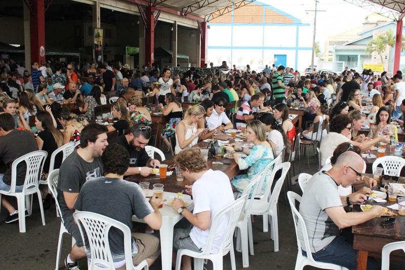 Festa 7 Sabores, da Saint Bier, reúne mais de 800 pessoas em Forquilhinha