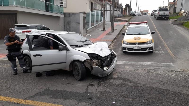 Após zigue-zague na pista, carro colide em caminhão e ocupantes fogem do local