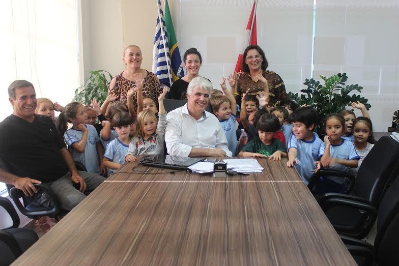 Crianças conhecem estruturas administrativas de Balneário Rincão