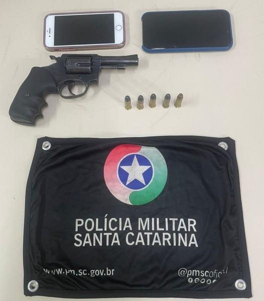 Casal de jovens é detido por porte ilegal de arma de fogo em Criciúma