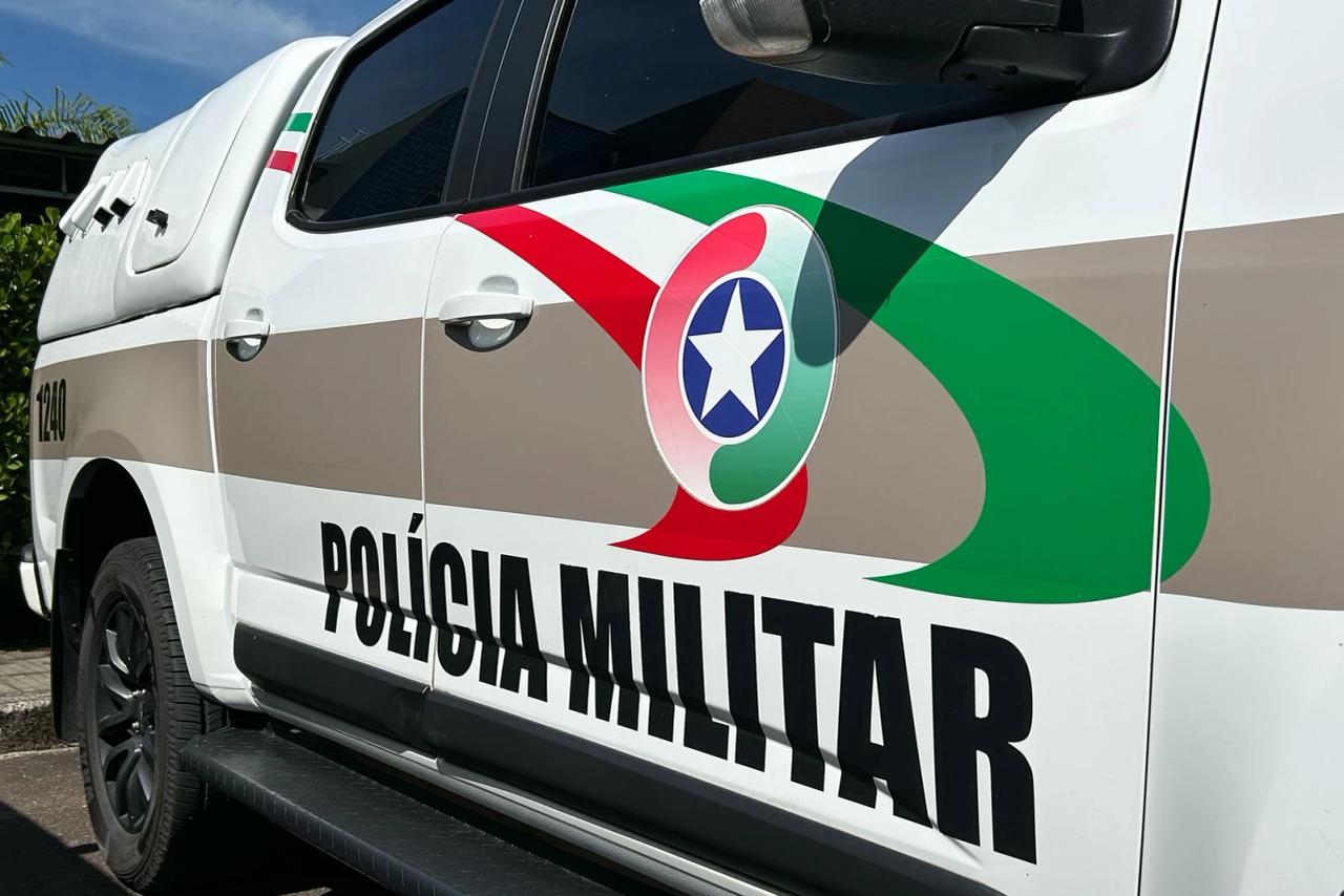 Homem é preso suspeito por agredir companheira com socos em Laguna