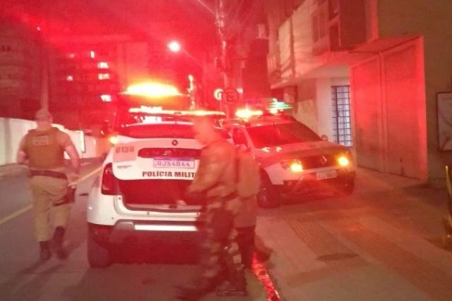 Jovem motoboy pede passagem, é atacado com sete facadas e acaba hospitalizado