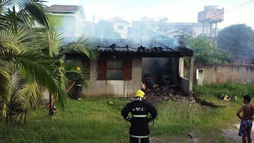 Incêndio destrói casa no bairro Mina do Mato