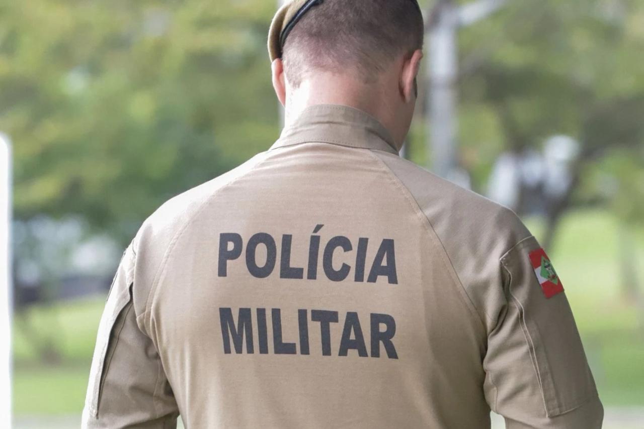 Homem tenta beijar mulher casada em festa, é impedido e efetua golpes de facão contra o marido