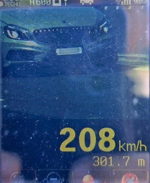 Carro é flagrado a mais de 200 km/h na BR-101 em Santa Catarina