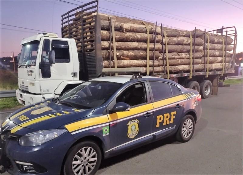 Quase 20 toneladas de excesso são flagradas em carreta e caminhão em Araranguá