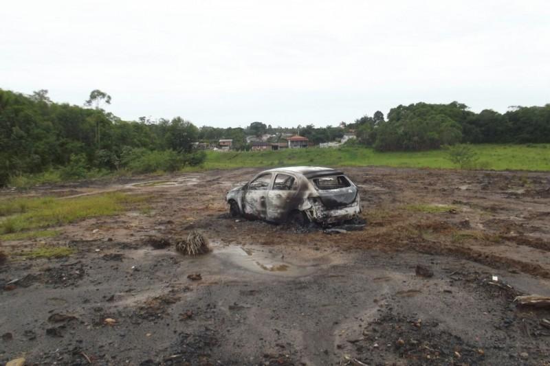 Jovem é condenada a 13 anos de prisão por morte de homem carbonizado em porta-malas