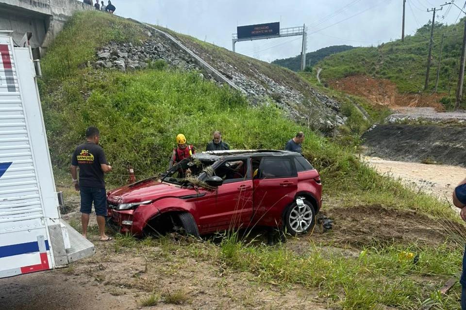 Pai, mãe e bebê morrem após carro ser arrastado por enxurrada em Santa Catarina