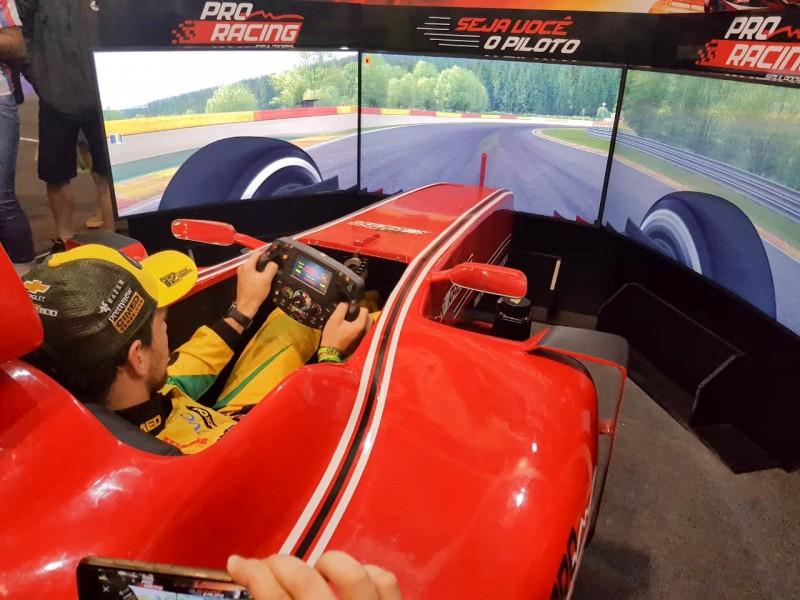 Visitantes podem se sentir verdadeiros pilotos de corrida no Criciúma Shopping