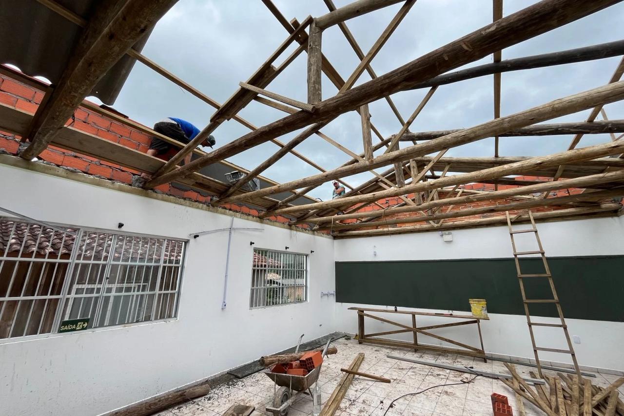 Telhado de escola danificado em vendaval recebe reparos em Urussanga