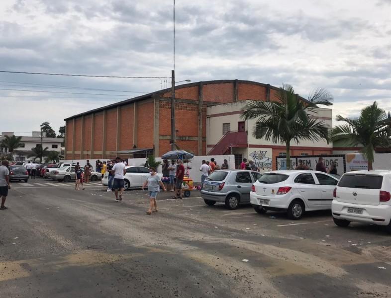 Polícia Militar fecha estabelecimento comercial para evitar aglomeração no bairro Santa Luzia