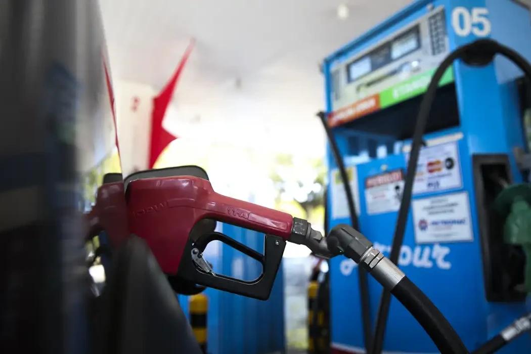 Governo anuncia isenção de impostos sobre gasolina e amplia subsídios a combustíveis