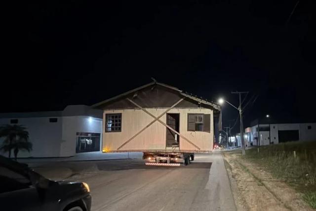 Casa abandonada sobre caminhão há seis meses é retirada pela Defesa Civil de Criciúma